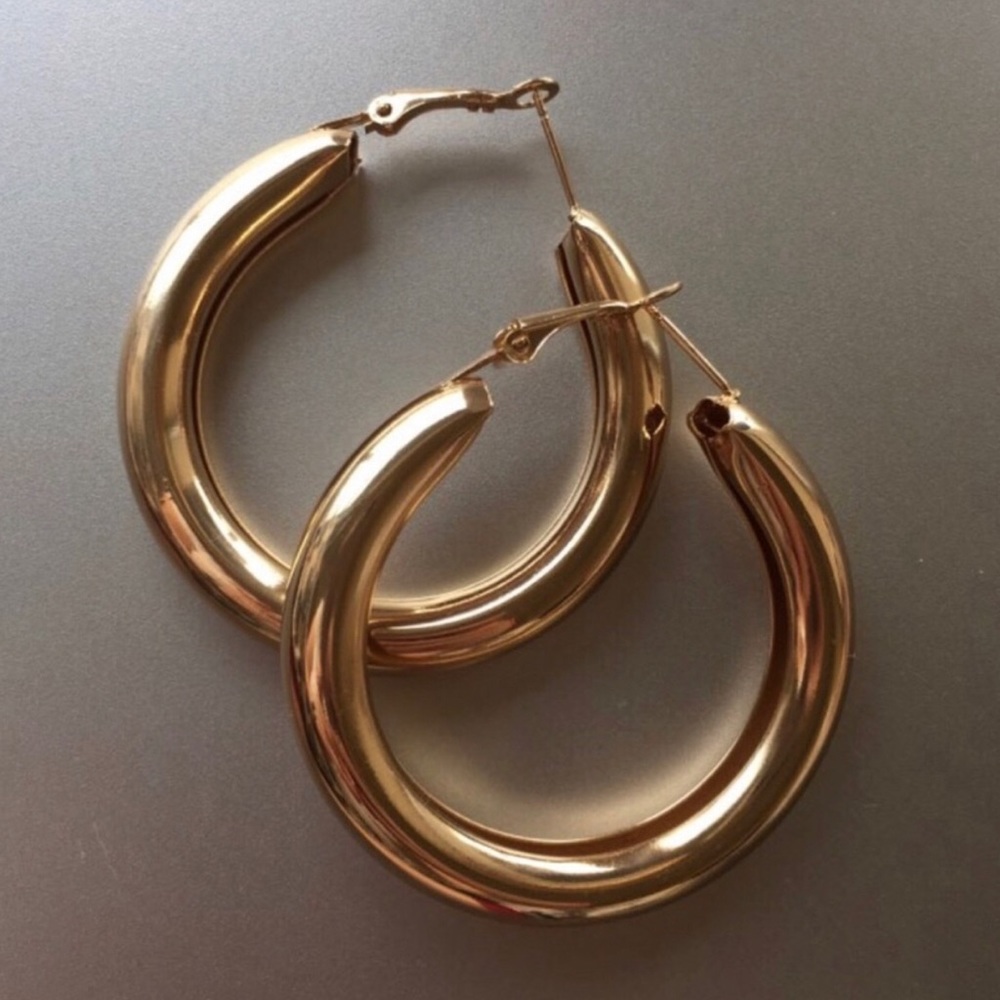 Blogger Fav | Super Chic Retro Gold Hoop Earrings - Picture 5 of 7
